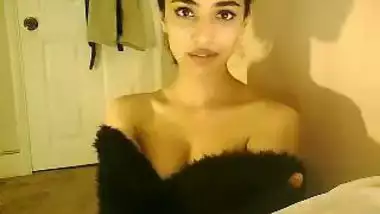 Punjabi girl Naina showing nude on free porn cam