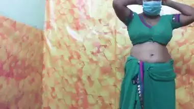 Chennai big boobs busty aunty removed saree and exposed her figure