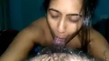 Amateur girlfriend sucks lover’s cock like a pro