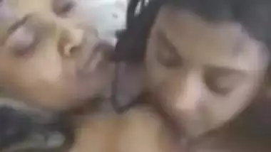 Indian lesbians take bath together