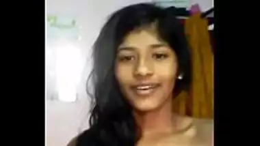 Teen Kerala girl showing her naked body for first time