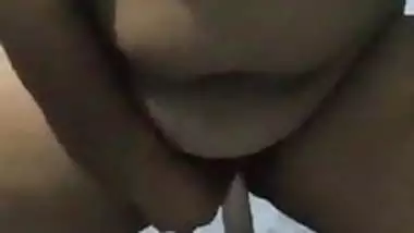 Desi m0m playing hard with a dildo 