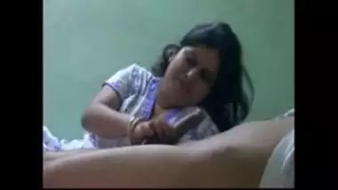 Desi Aunty Giving A Nice Blowjob