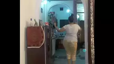 Hot desi indian bhabi shaking her sexi ass &boobs on bigo live...1