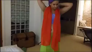 busty aunty removing saree