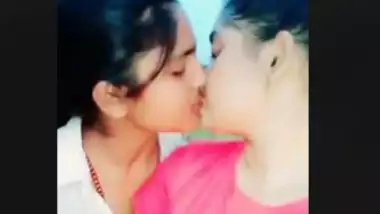 DESI INDIAN CUTE LESBIAN FRIENDS KISSING