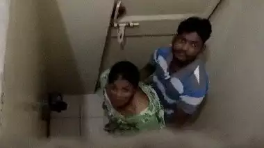 Desi guy caught fucking a randi in toilet