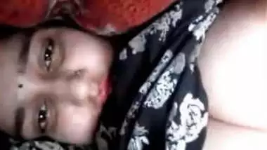 Desi Girl Showing Her Huge tits