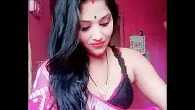 Desi Cute housewife bhabhi puja sharma navel show in bra