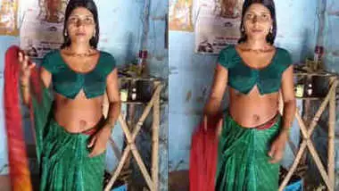 hot desi housewife bhabhi samhaal kumari navel expose in saree