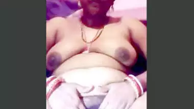 Desi village bhabi fing her big pussy