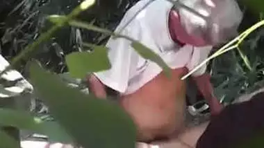 Old man fucking yaung girl outdoor