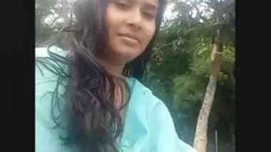 Horny Desi girl Showing boob And Fingering Pissing Videos