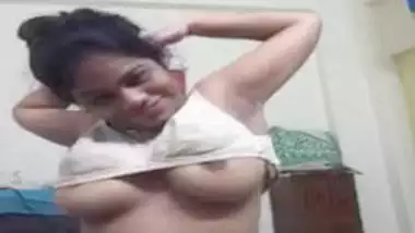 Naught desi aunty opens her bra to show boobs