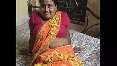 Bubbly village housewife erotic navel show.