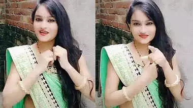 cute college doll Aarti Singh navel show.