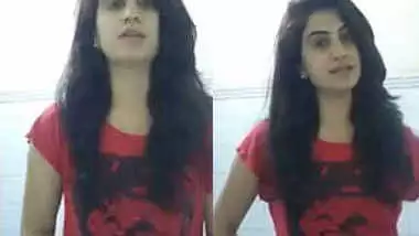 Indian Girl showing boobs saying “mujhe toh yaad hi nahi main bra nahi pahni hu”