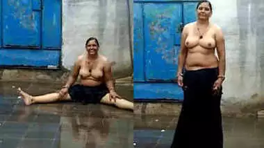 desi aunty rain bath