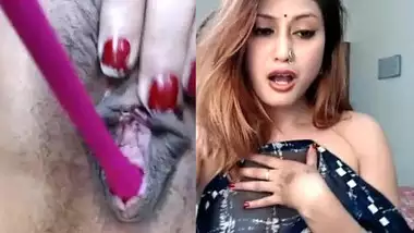 Smoking hot indian cam girl_Rubbing Pussy