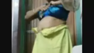 Mallu Aunty Changing Saree