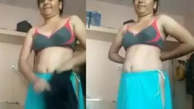 Sexy Bhabi Showing Her Boobs