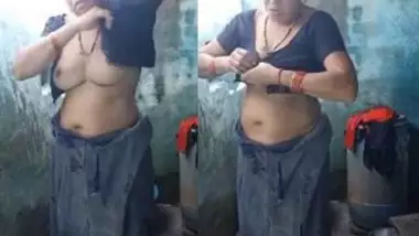 Village Bhabi bathing 4 Clips