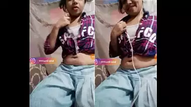 Desi Babe Pahi Deep and Wide navel !!