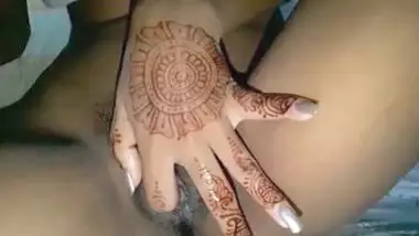 Horny desi babe fingering her juicy pussy in mehendi hand