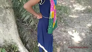 Finger Fucking Poonam In The Farm