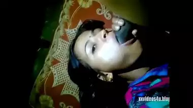 Sexy Bengali Bhabhi Posing While Making MMS