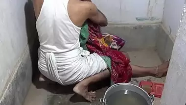 Budhe tharki sasur ne apni bahu se sambhog ka khel khela