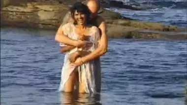 Young Indian fucks in ocean