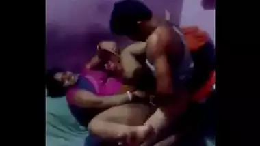 Harami aunty ki apne pados ke jawan ladke se hot sex