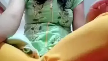 Desi girl fingering pussy