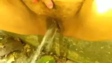 Mature indian aunty in saree pissing video