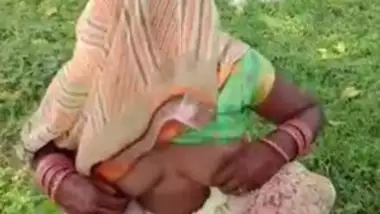 Chhoti Mosey was called in the field and took Chod in Hindi porn