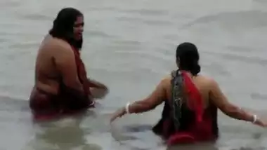 Bathing in River nice desi chick XXX porn HQ