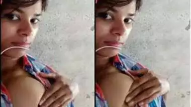 Lovely Desi exposes her boob but hides XXX nipple with the hand