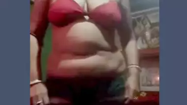 Desi aunty expose body her friend