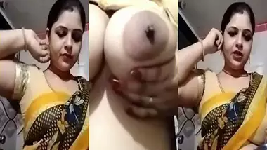 Desi sexy Mom showing boob pussy n ass