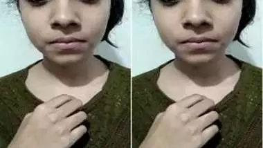 Desi girl is sexy and she knows it so exposing boobs is easy