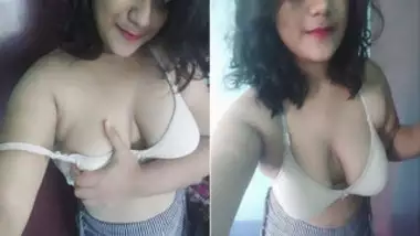 Desi chick is in the mood to play with natural boobs and pussy