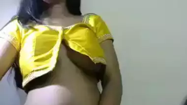 Busty Desi girl with natural XXX jugs provocatively moves on webcam