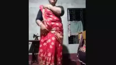 Unsatisfied Desi Boudi Removing Saree And fingering