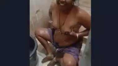 Hot Indian Desi Bhabhi Bathing