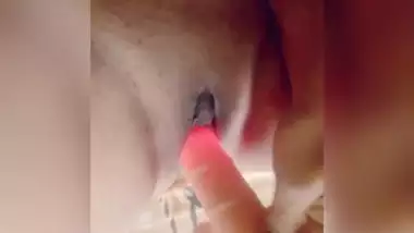 My milf cum on her new vibrator