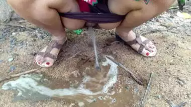 Desi Indian Bhabhi Outdoor Public Pissing Video Compilation