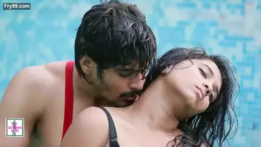 Hot couple in Swimming Pool (2022)