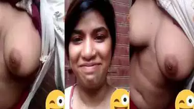 Karachi girl showing her boobs on video call