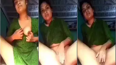 Desi girl fingering her shaved pussy on cam